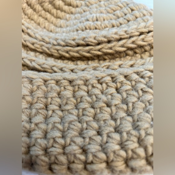 BLOOMINGDALES AQUA WOOL BLEND CHUNKY KNIT HAT- HANDMADE IN ITALY -BEIGE-ONE SIZE - Picture 6 of 7